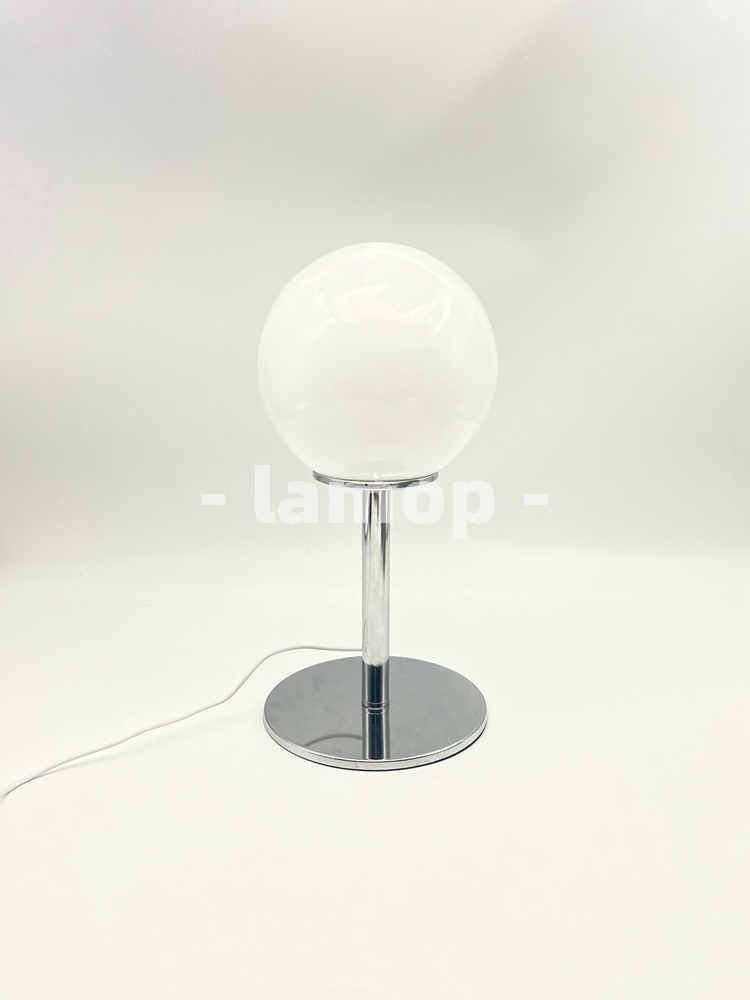 乳白色のソリッドグローブクローム薄型ポールテーブルランプ、ク - Led Lighting Decor のレビューと価格