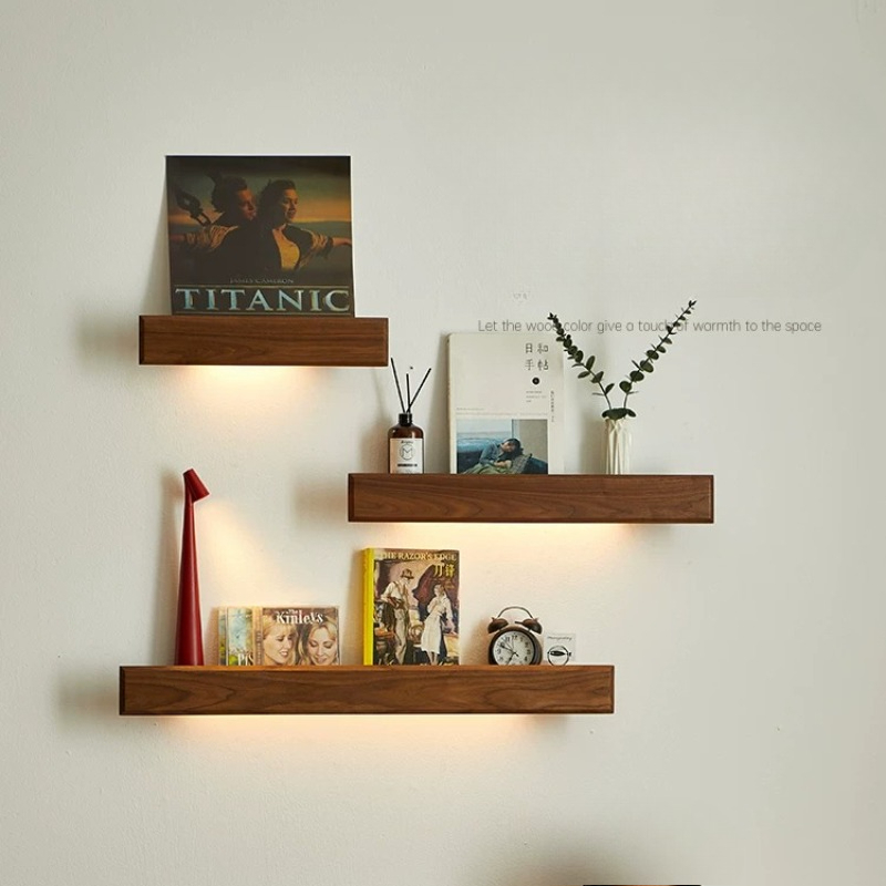 無垢材壁掛け収納棚、LEDライト付きフローティングマガジンオ - Lighting And Decor Magazine のレビューと価格